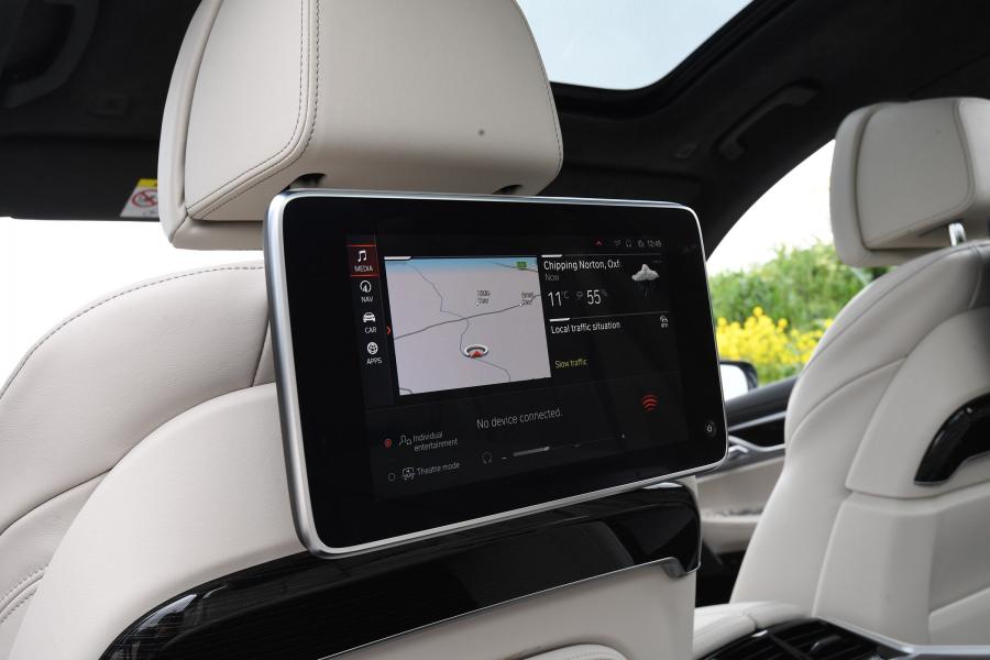 Детали интерьера BMW 745Le xDrive (G12) 2019 года  (UK) (фото 15 из 26)